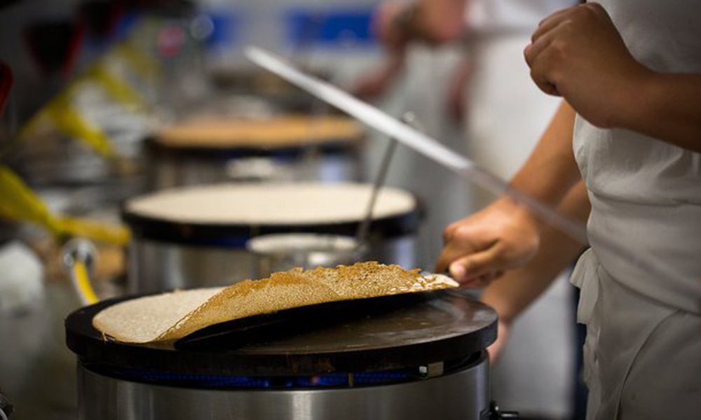 Crêpier en action sur le billig